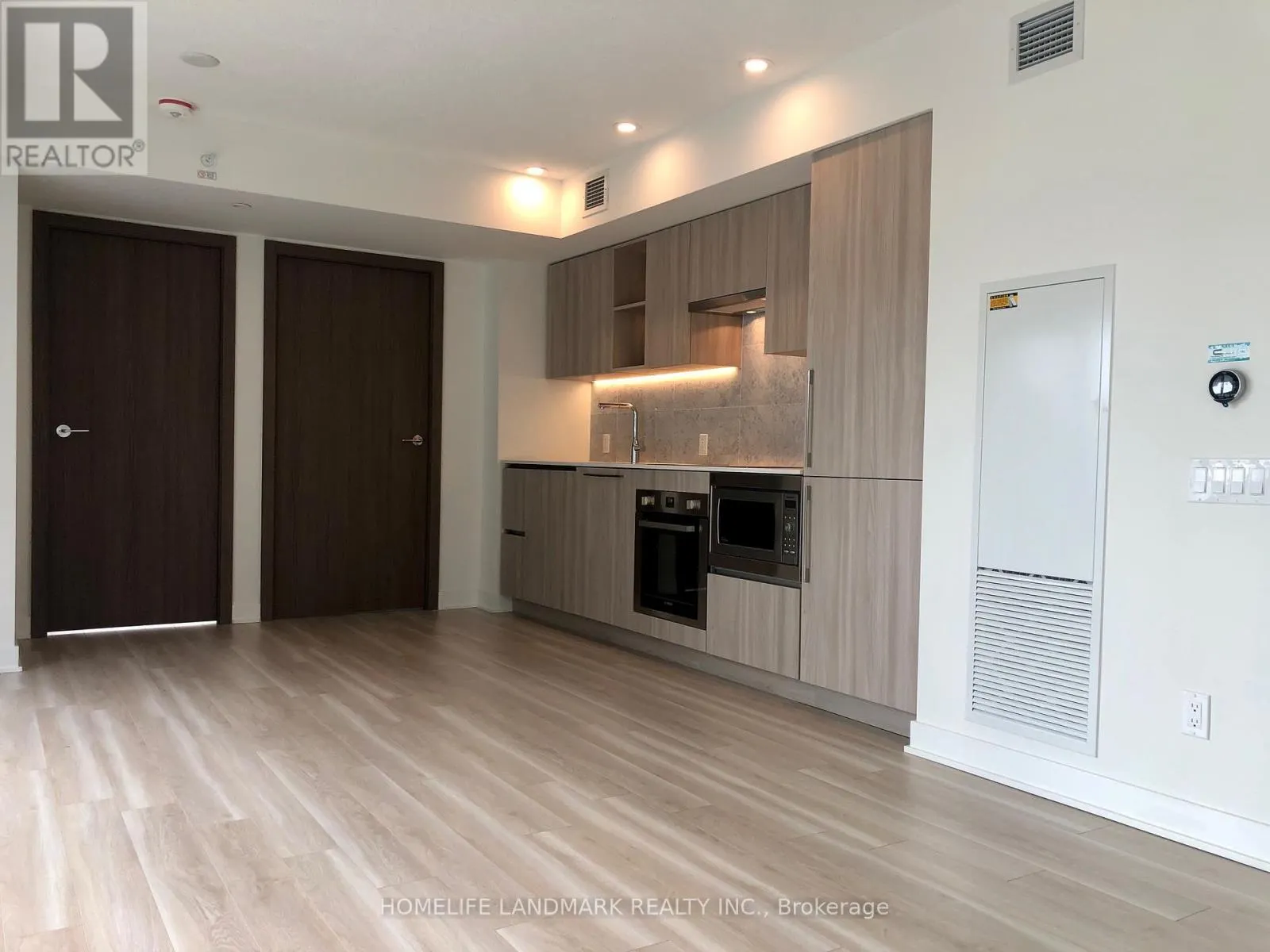 612 - 19 BATHURST STREET
