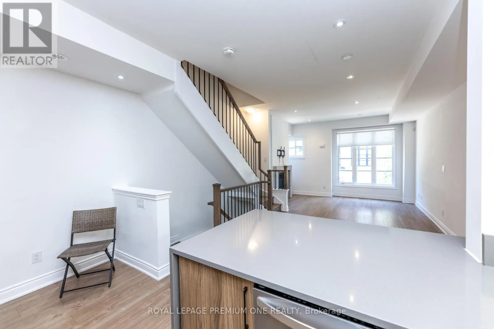 8 - 1145 OSSINGTON AVENUE N
