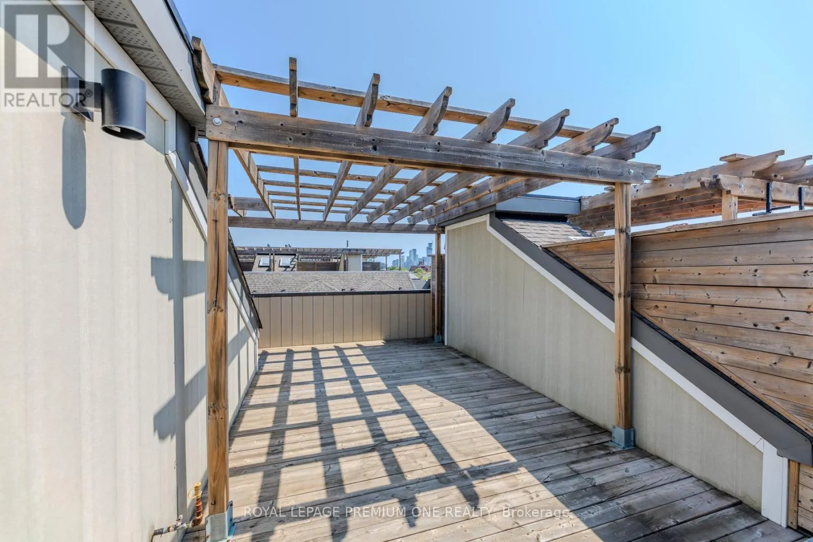 8 - 1145 OSSINGTON AVENUE N