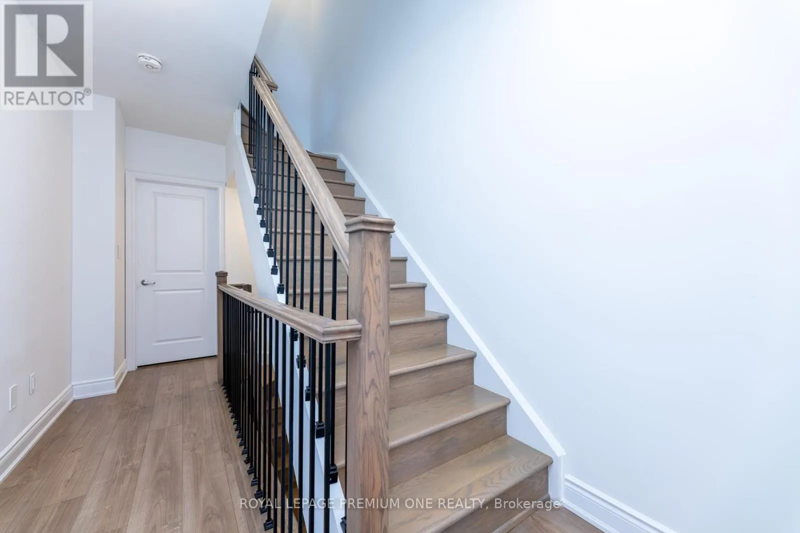 8 - 1145 OSSINGTON AVENUE N