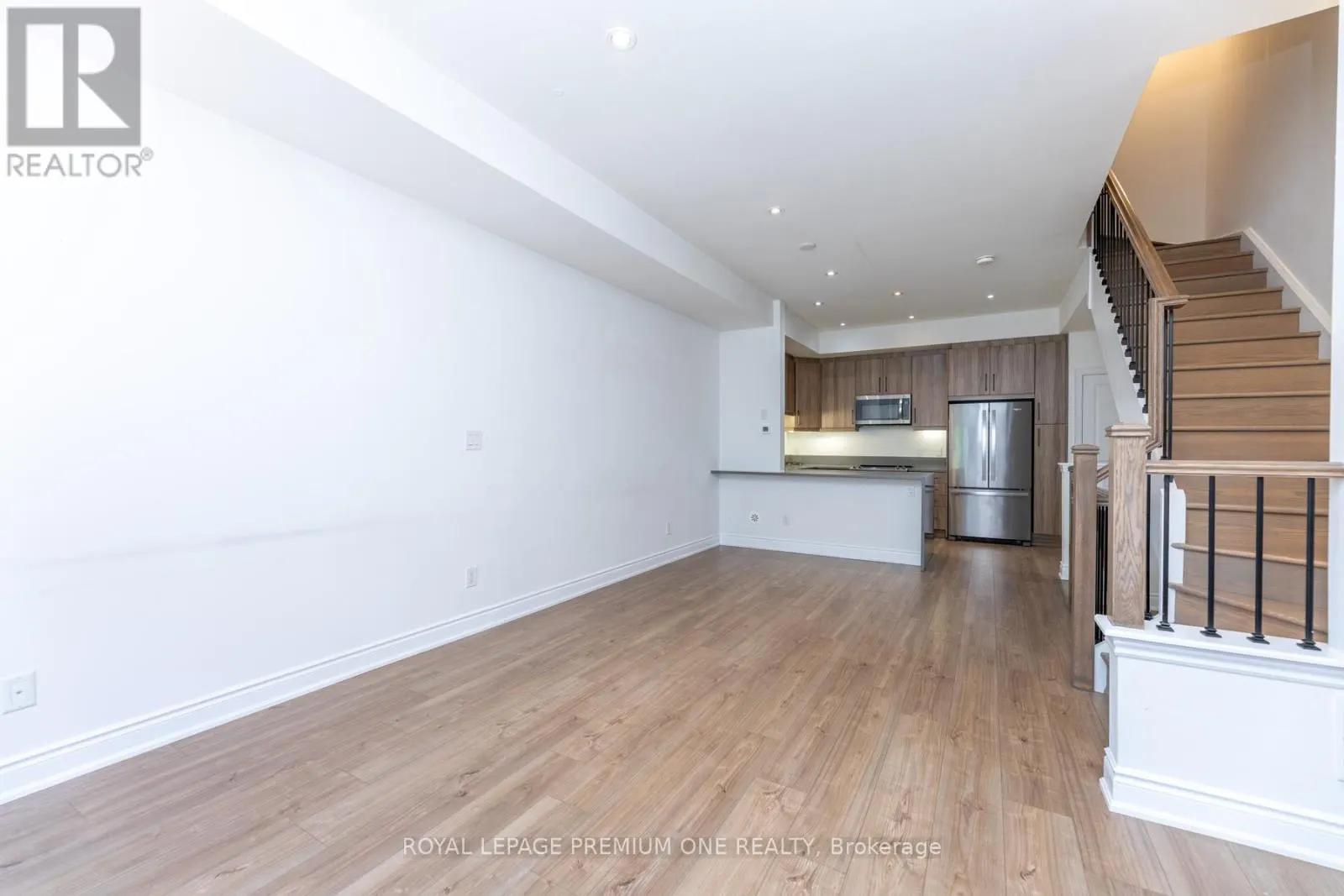 8 - 1145 OSSINGTON AVENUE N