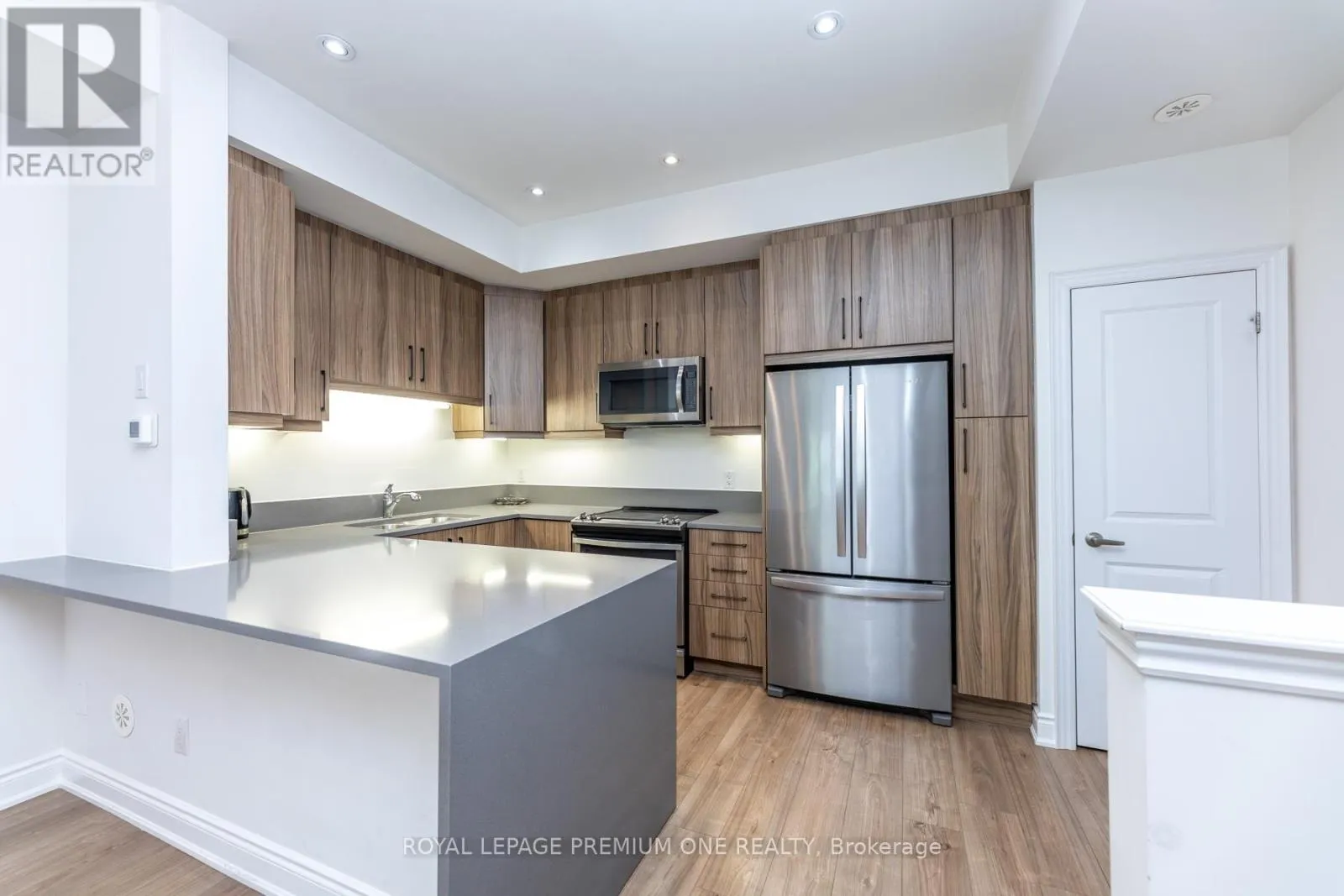 8 - 1145 OSSINGTON AVENUE N
