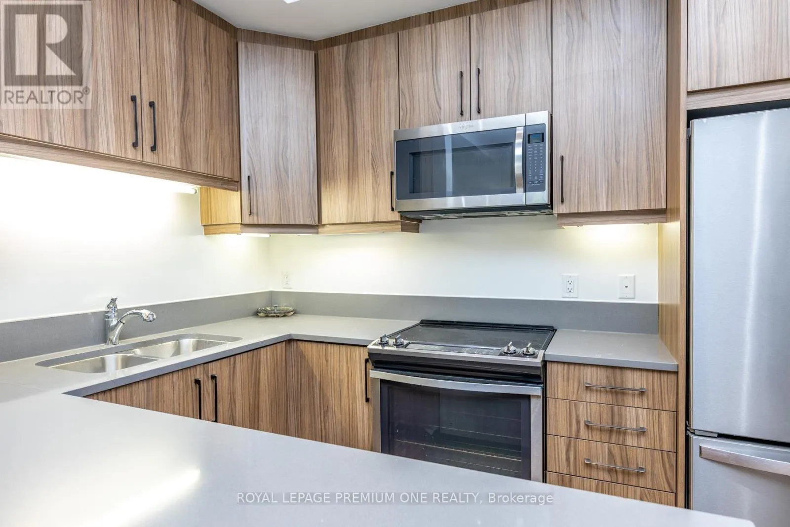 8 - 1145 OSSINGTON AVENUE N