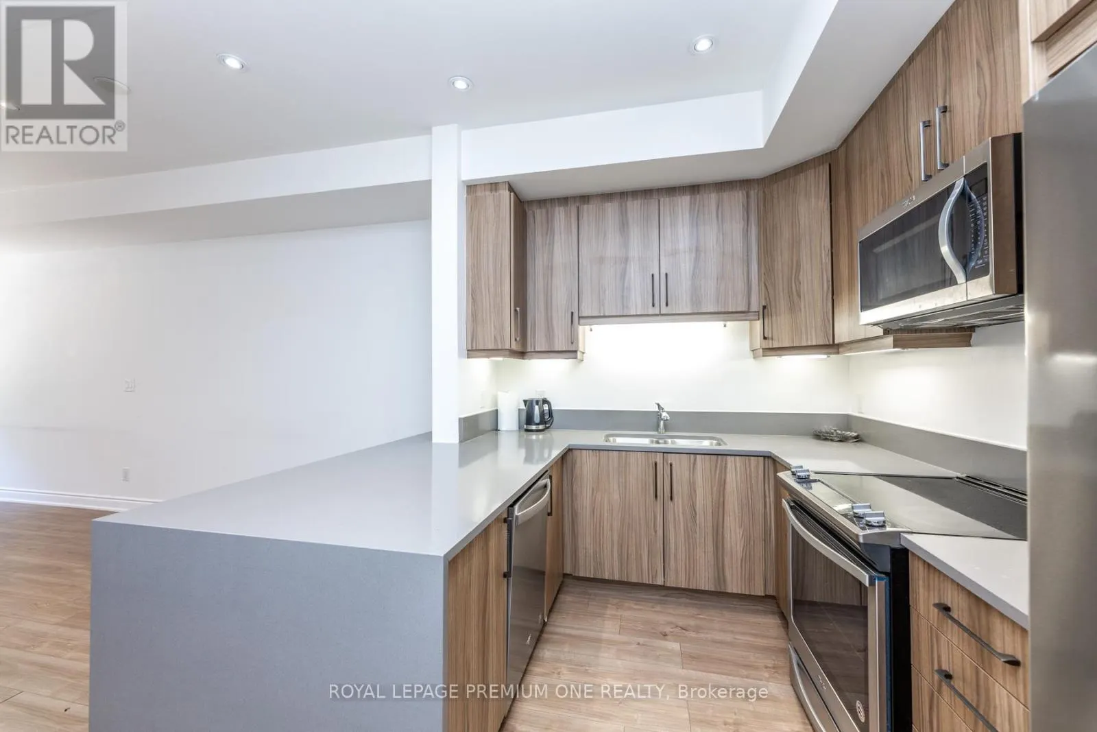 8 - 1145 OSSINGTON AVENUE N