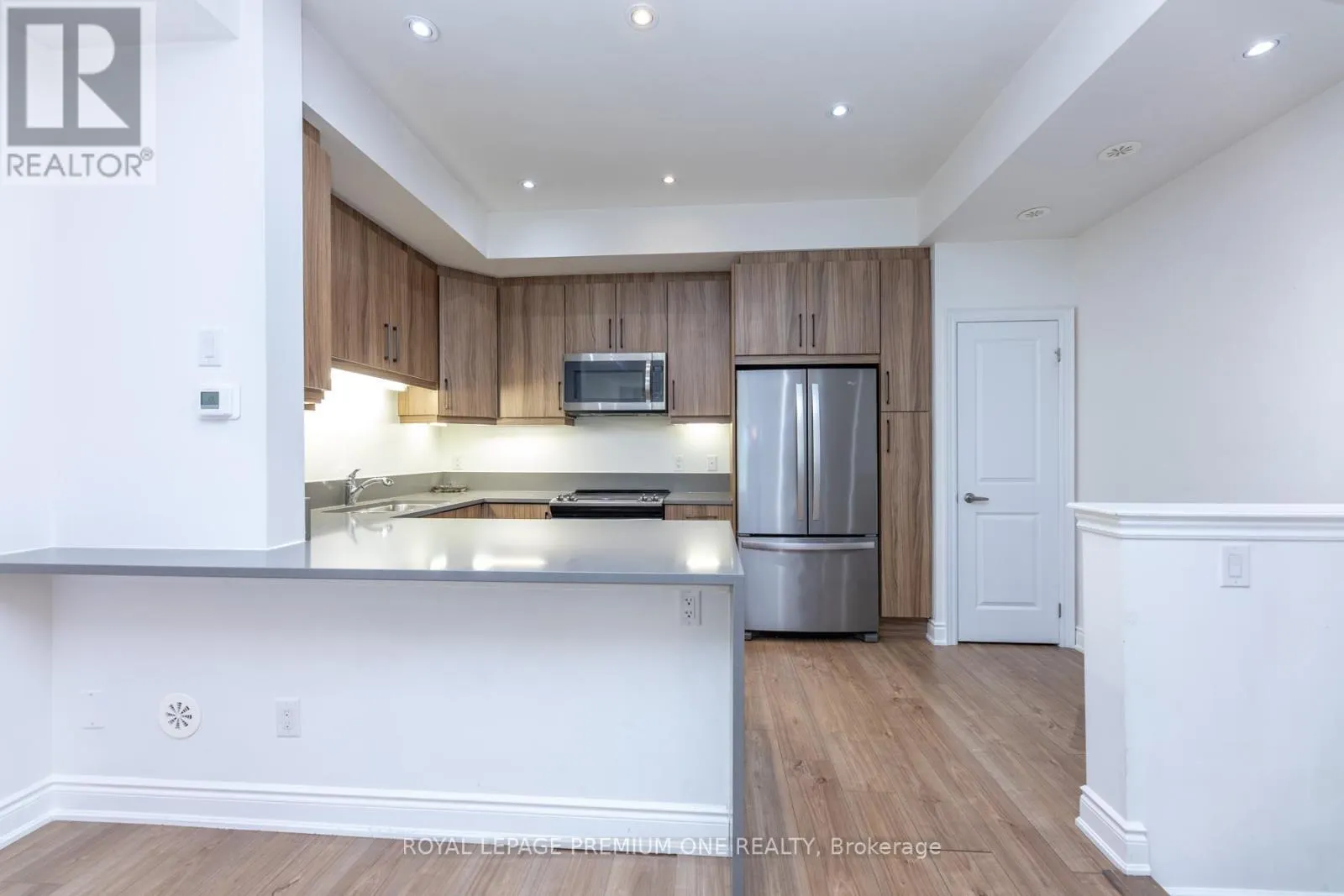 8 - 1145 OSSINGTON AVENUE N