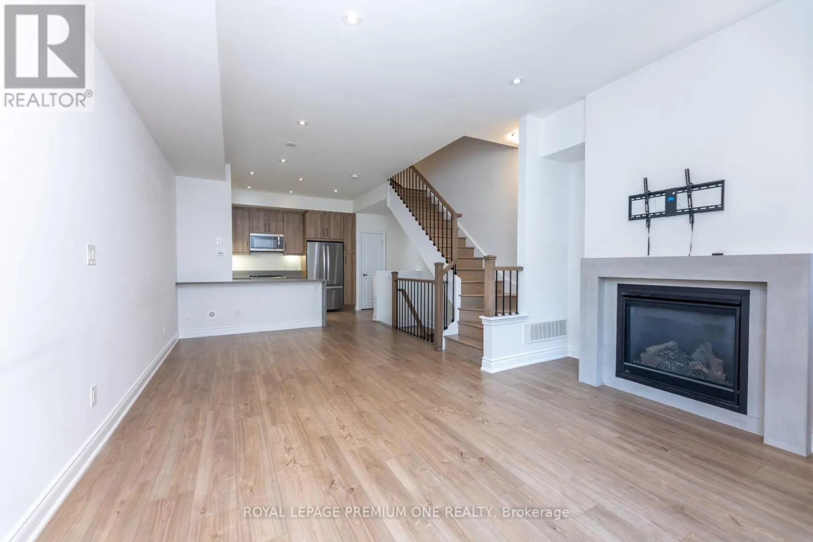 8 - 1145 OSSINGTON AVENUE N
