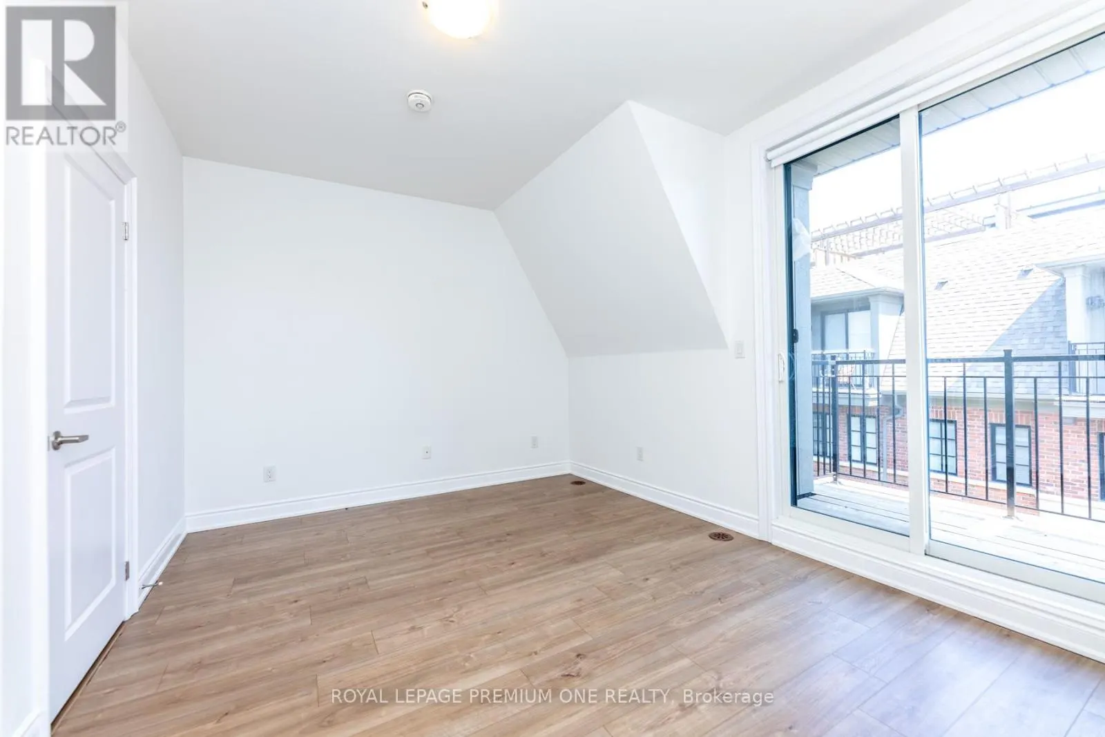 8 - 1145 OSSINGTON AVENUE N