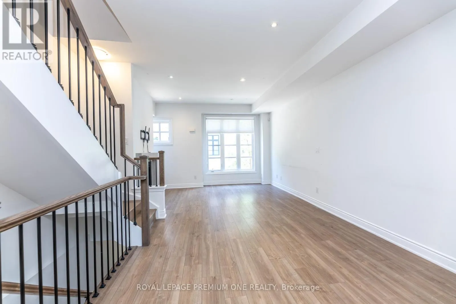 8 - 1145 OSSINGTON AVENUE N