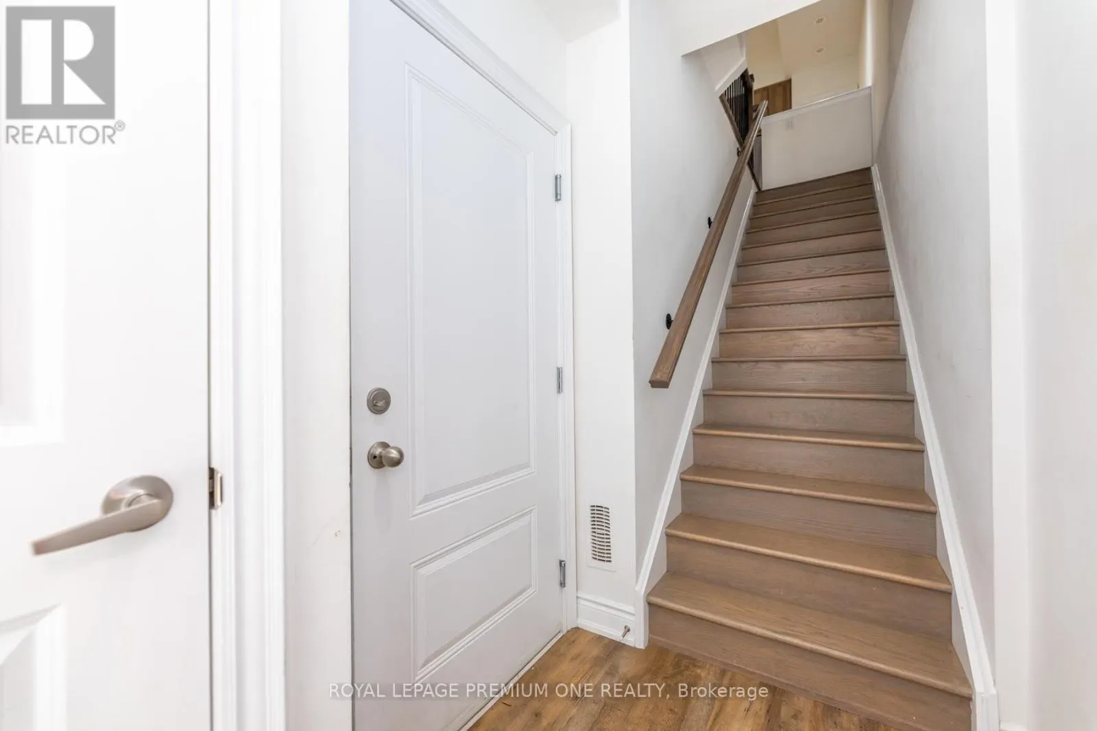 8 - 1145 OSSINGTON AVENUE N