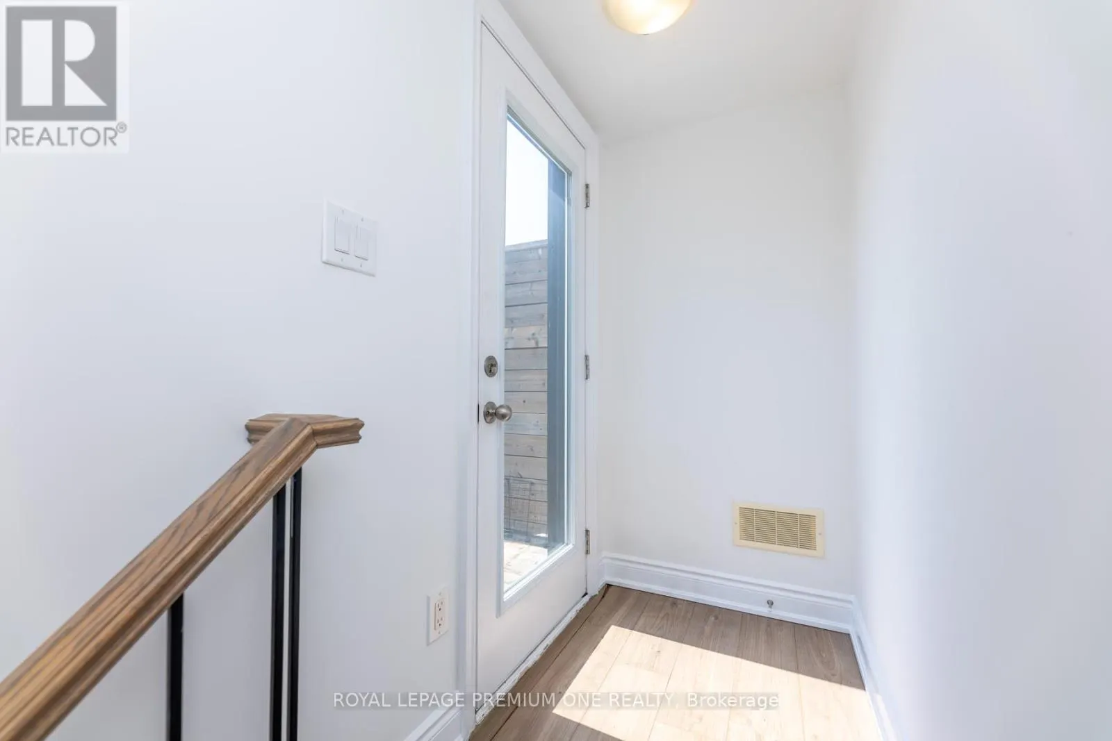 8 - 1145 OSSINGTON AVENUE N