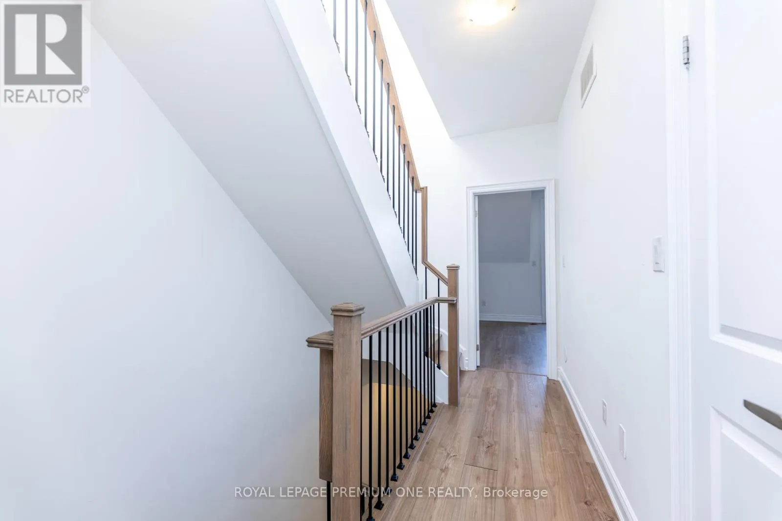 8 - 1145 OSSINGTON AVENUE N