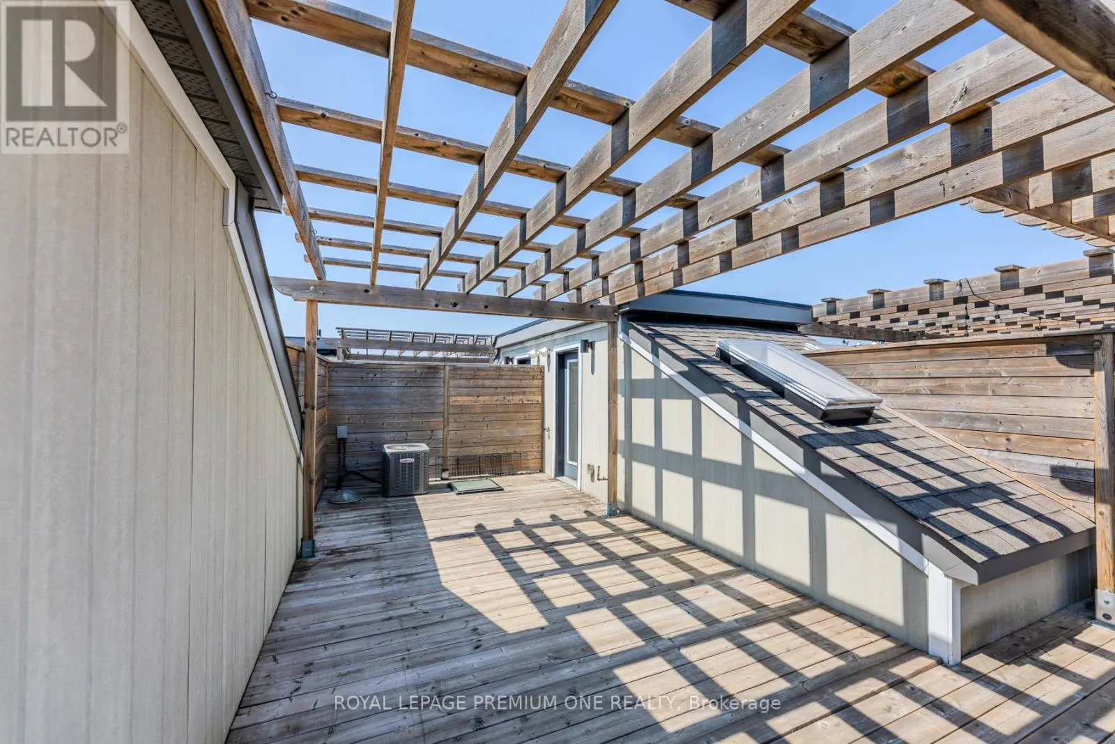 8 - 1145 OSSINGTON AVENUE N