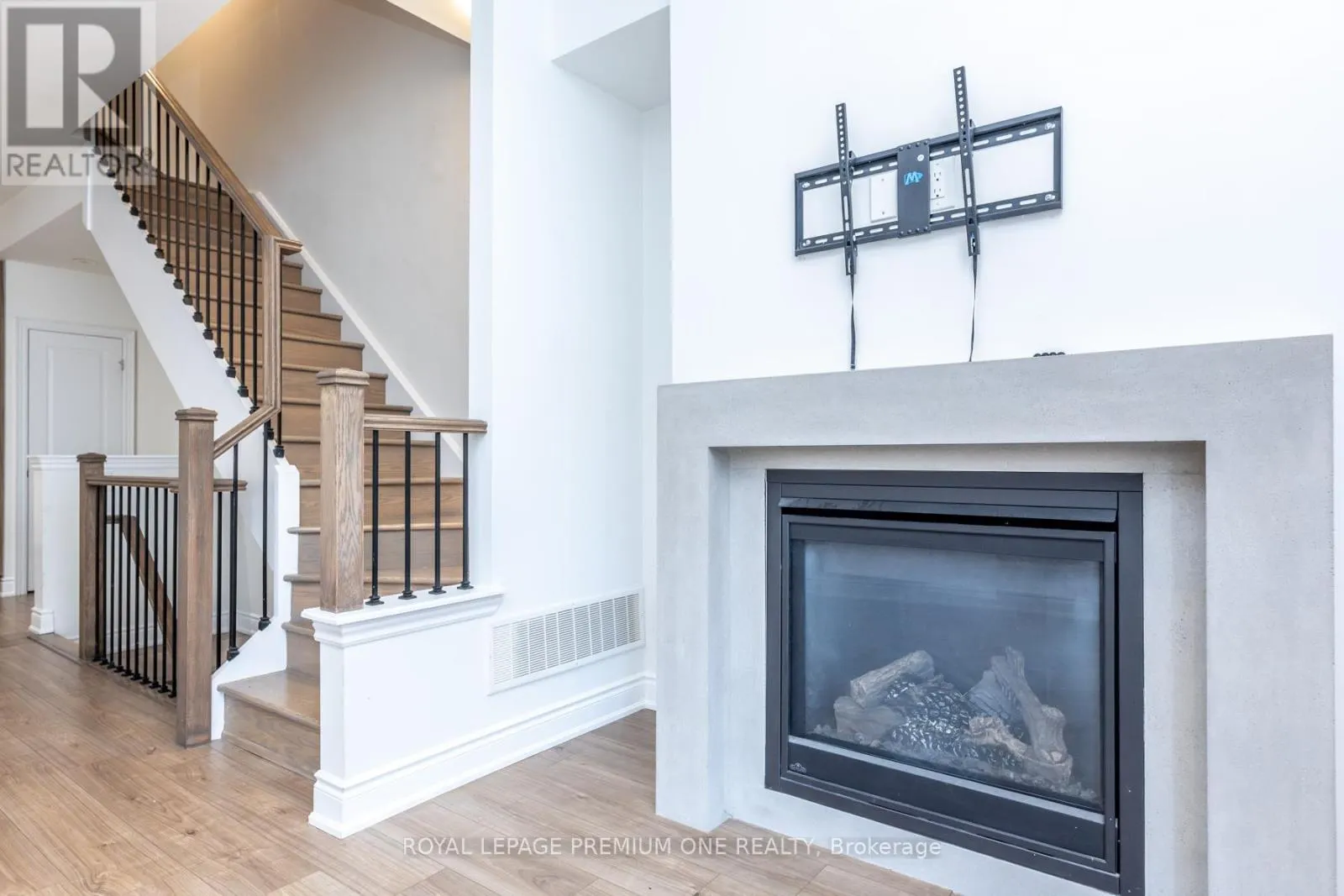 8 - 1145 OSSINGTON AVENUE N