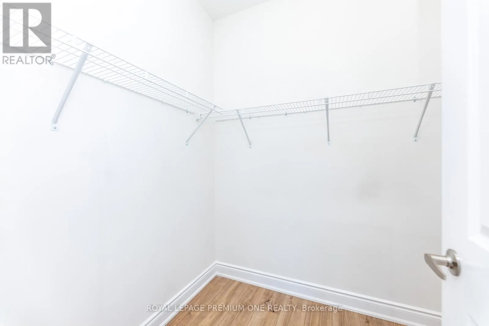 8 - 1145 OSSINGTON AVENUE N