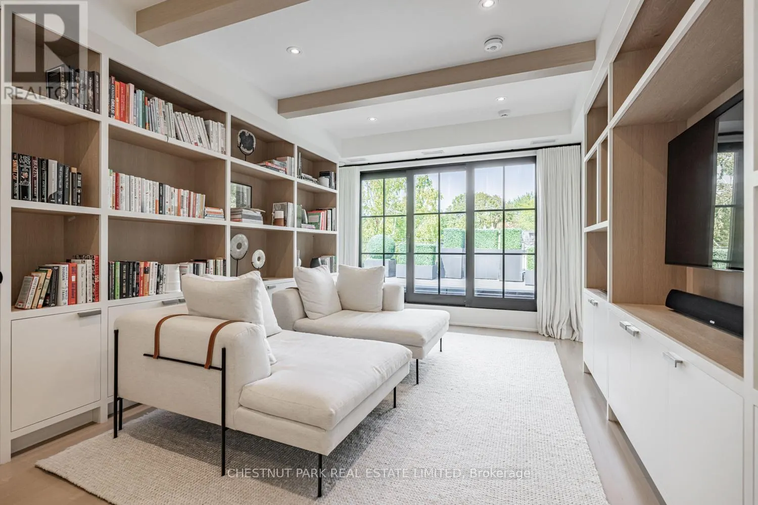 122 ROXBOROUGH STREET W