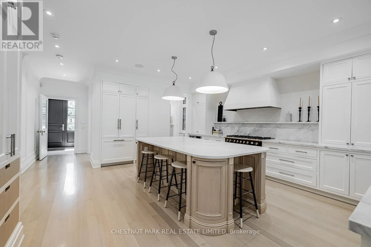 122 ROXBOROUGH STREET W