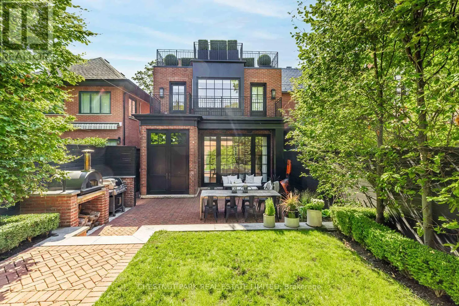 122 ROXBOROUGH STREET W