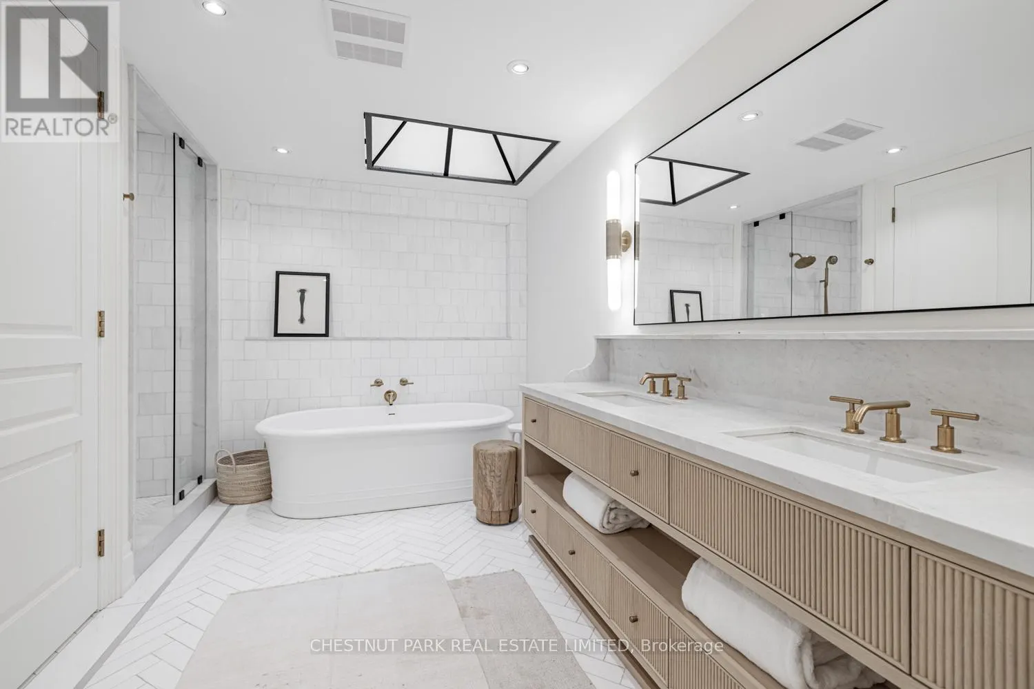122 ROXBOROUGH STREET W