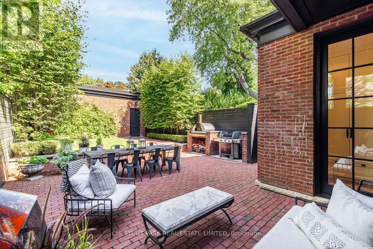122 ROXBOROUGH STREET W