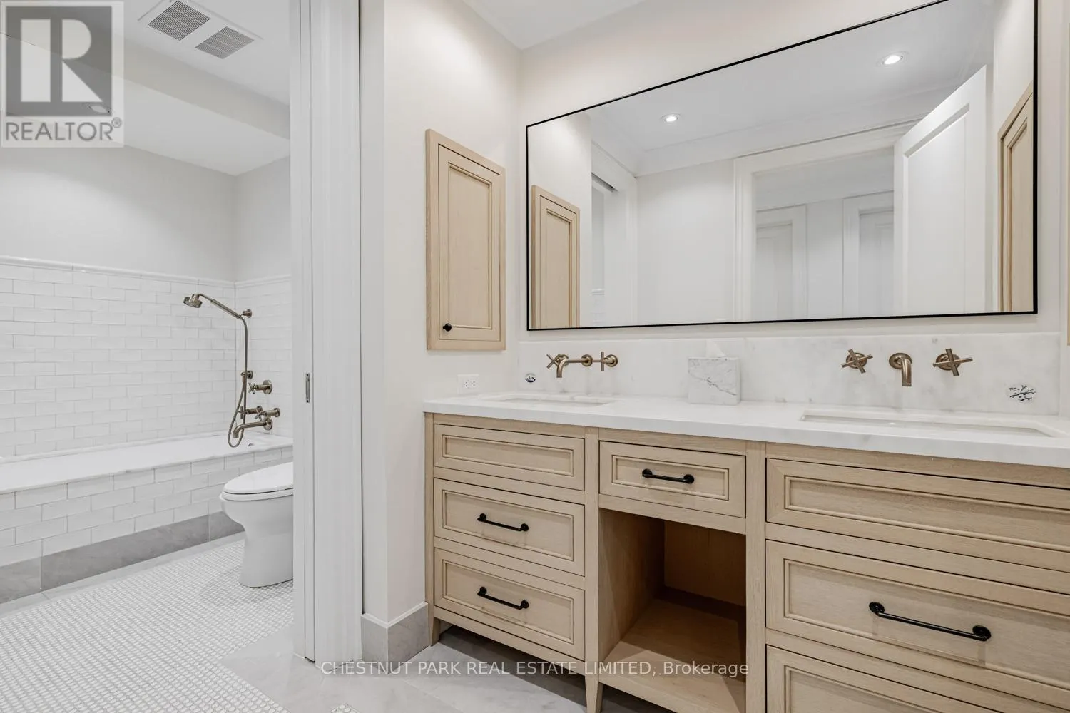 122 ROXBOROUGH STREET W