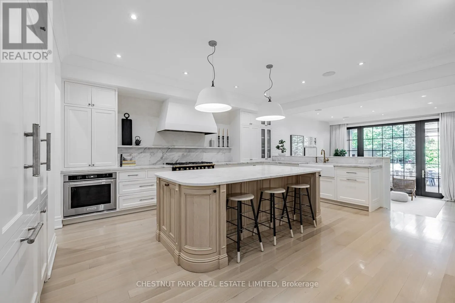 122 ROXBOROUGH STREET W