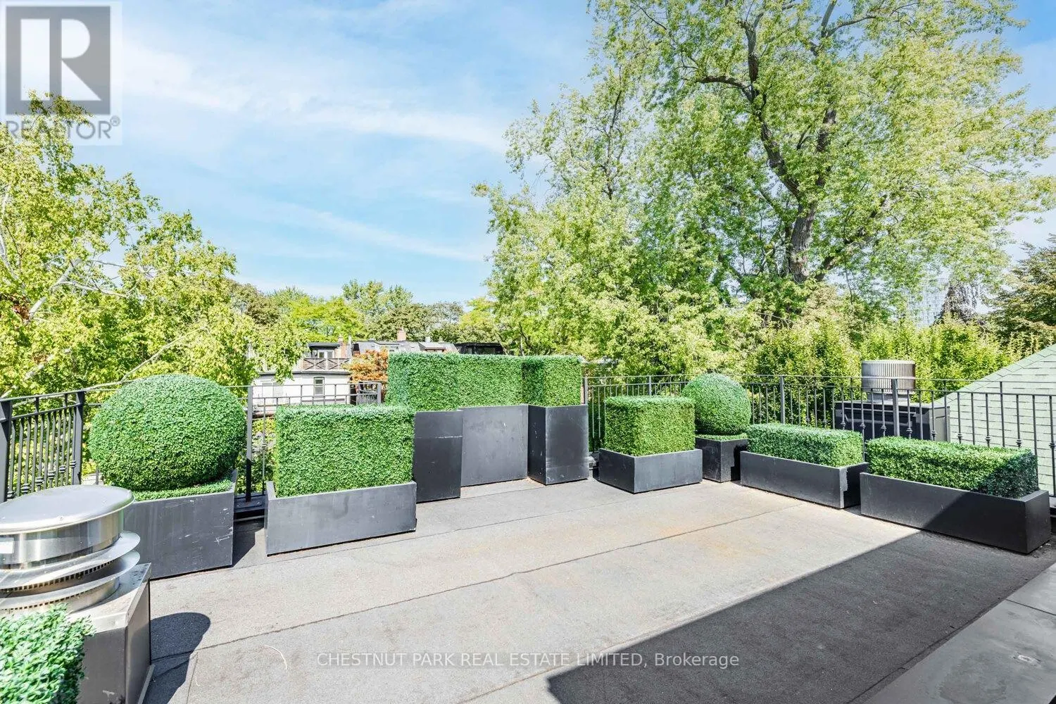 122 ROXBOROUGH STREET W