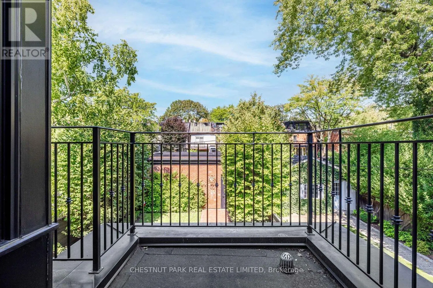 122 ROXBOROUGH STREET W