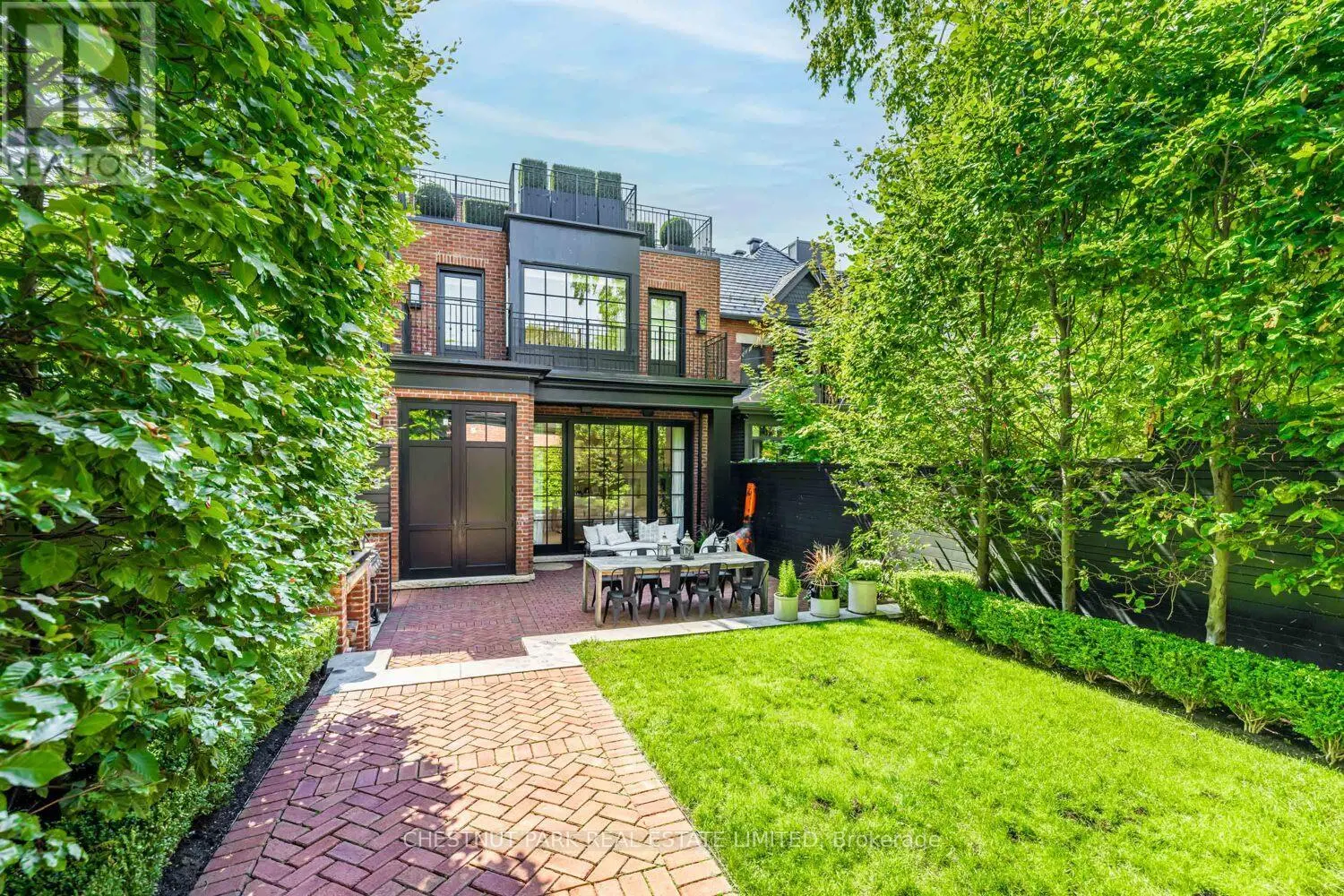 122 ROXBOROUGH STREET W