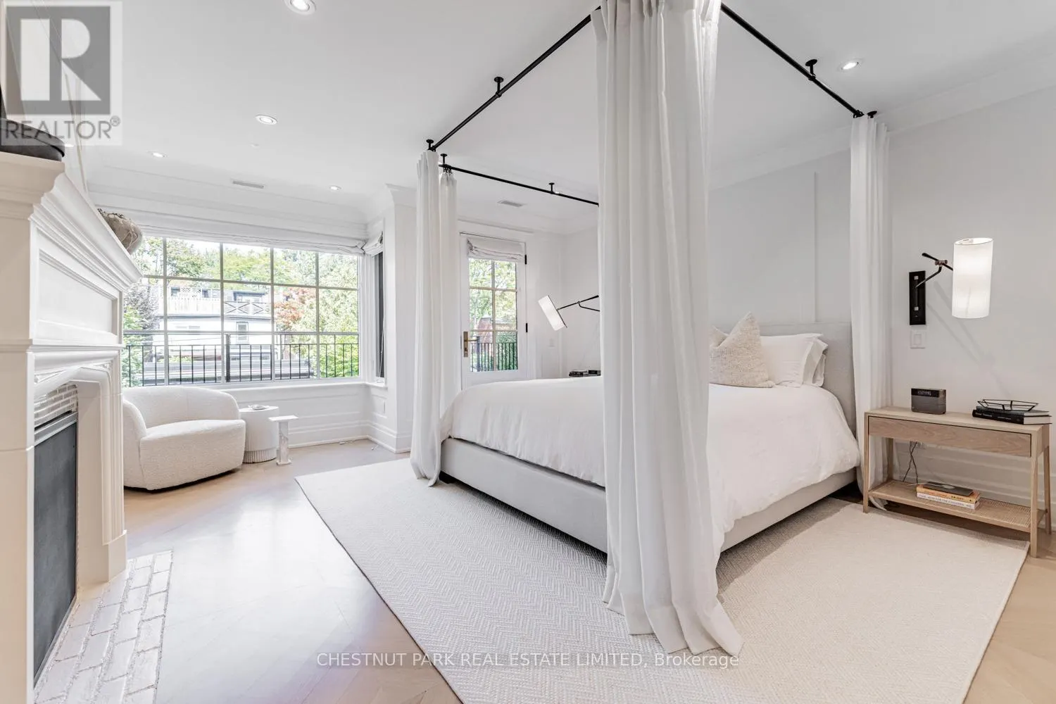 122 ROXBOROUGH STREET W