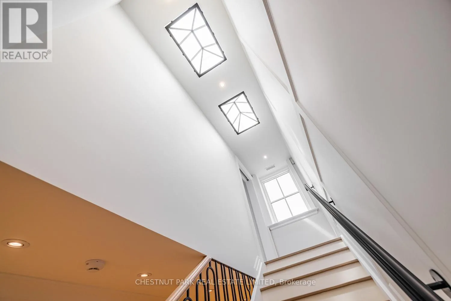 122 ROXBOROUGH STREET W