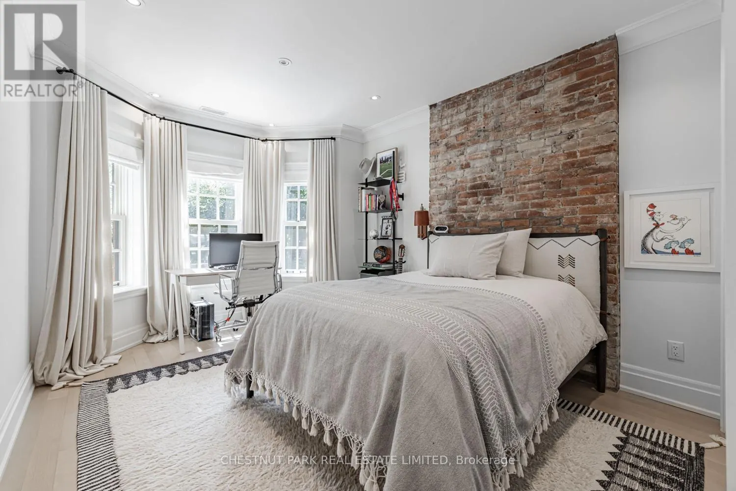 122 ROXBOROUGH STREET W
