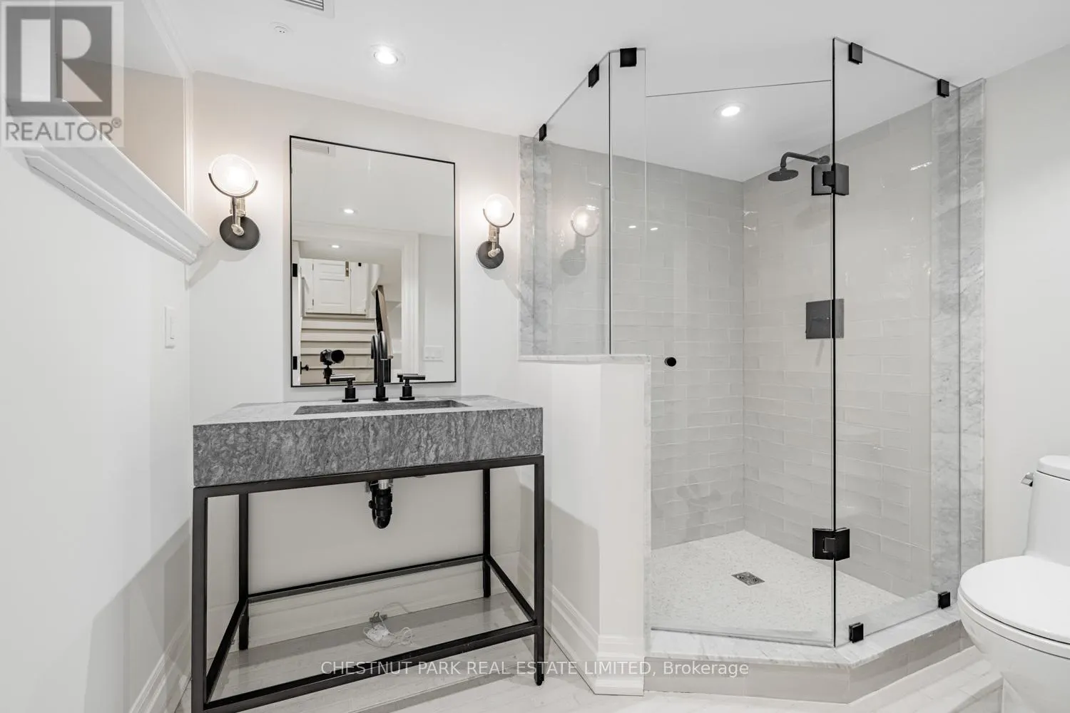 122 ROXBOROUGH STREET W