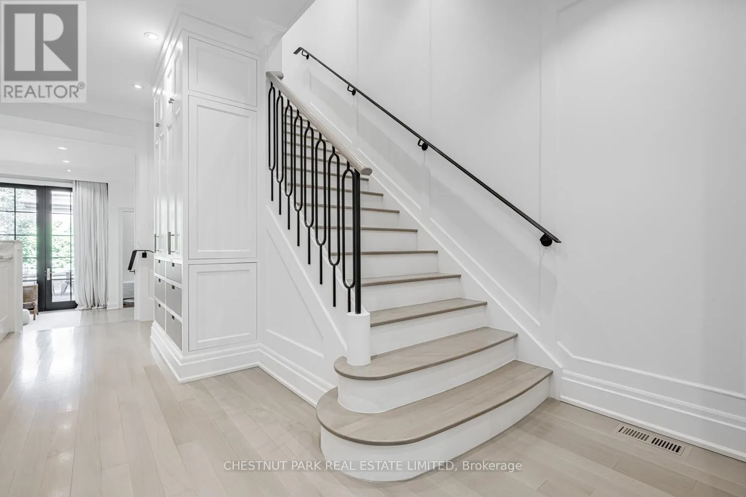 122 ROXBOROUGH STREET W