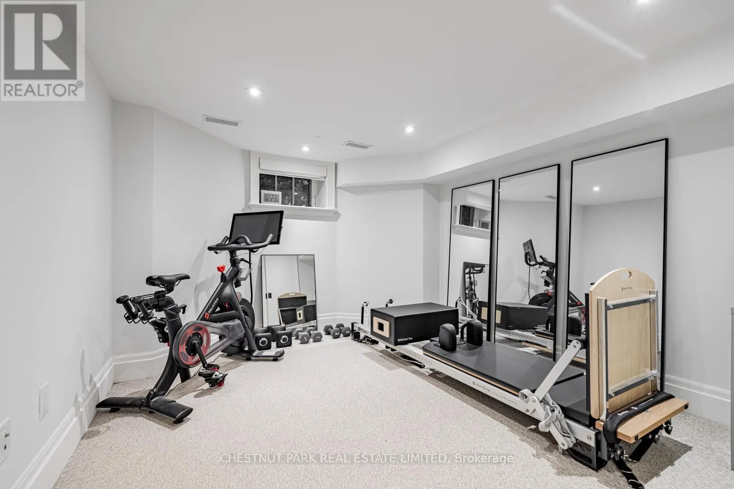 122 ROXBOROUGH STREET W
