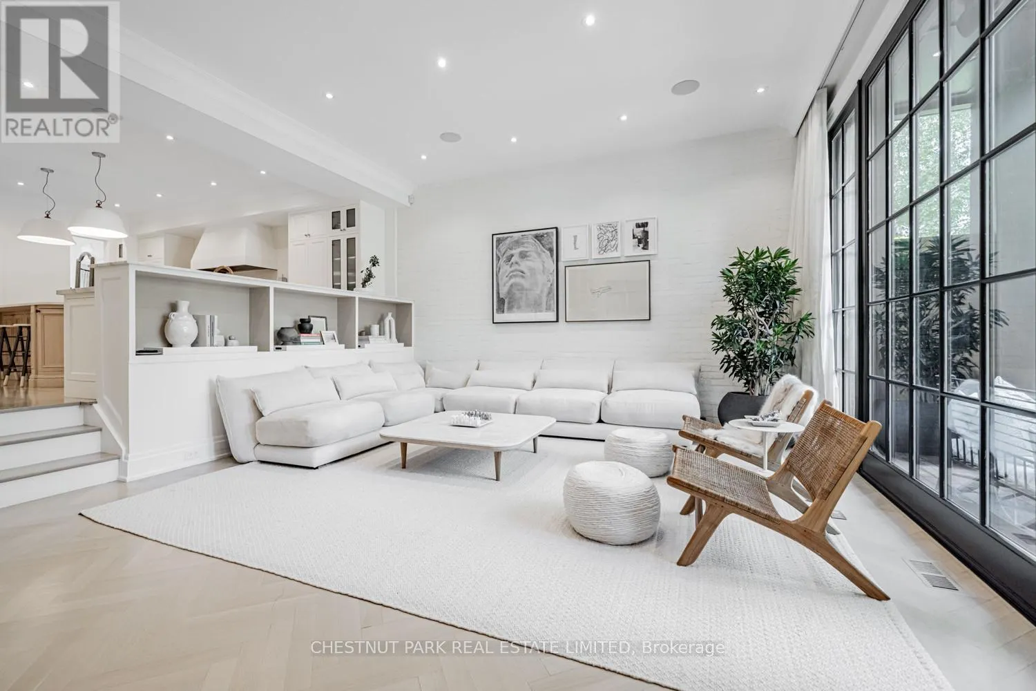 122 ROXBOROUGH STREET W