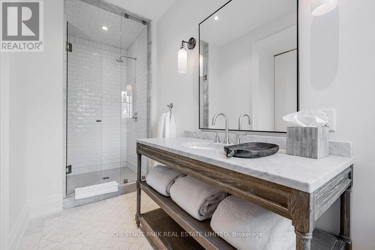 122 ROXBOROUGH STREET W