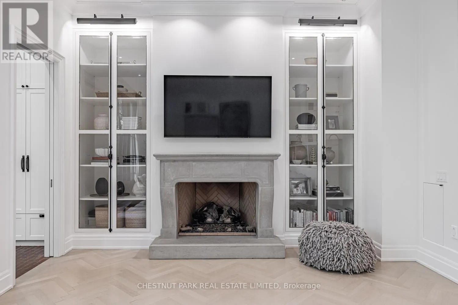 122 ROXBOROUGH STREET W