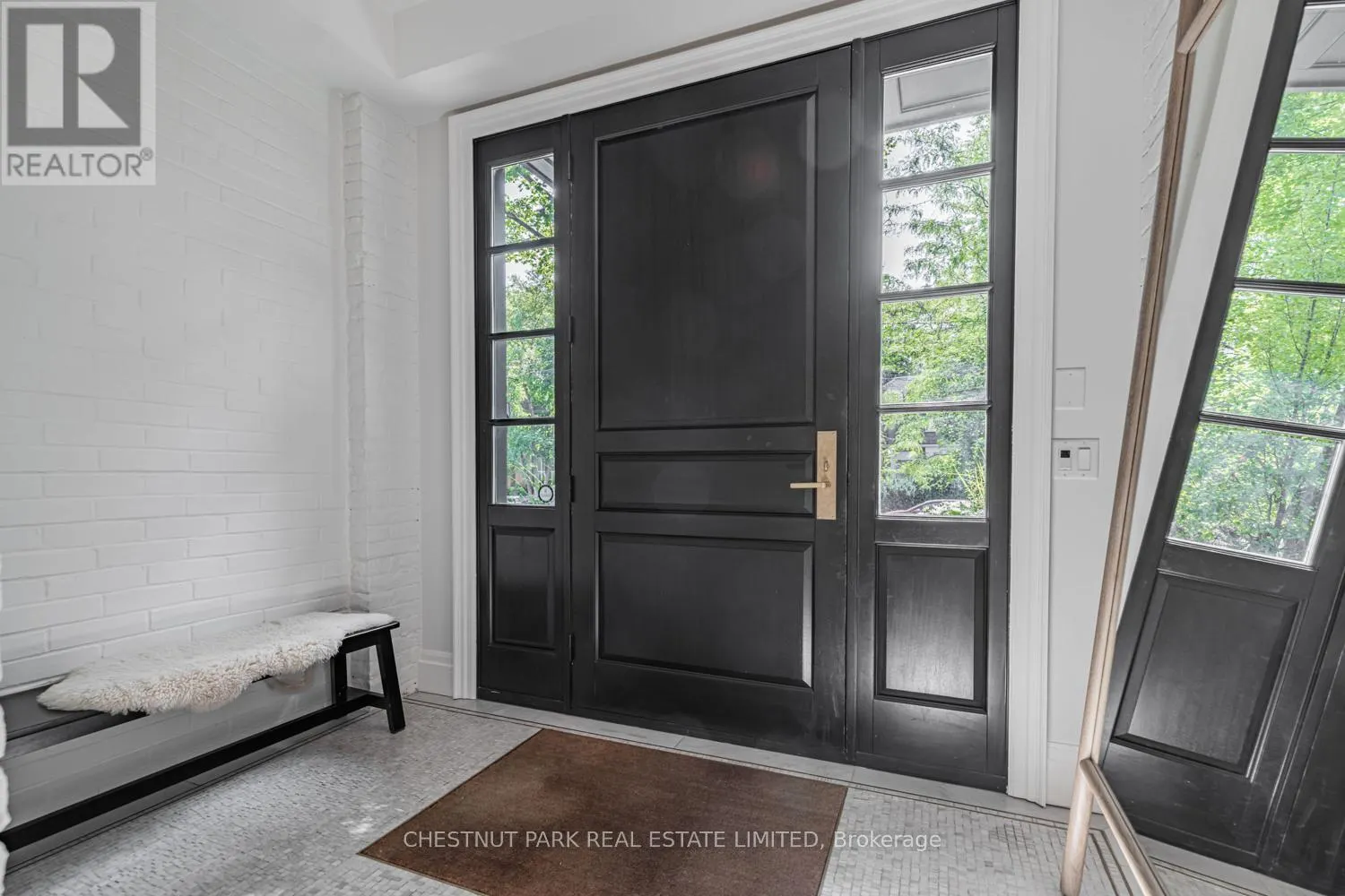 122 ROXBOROUGH STREET W