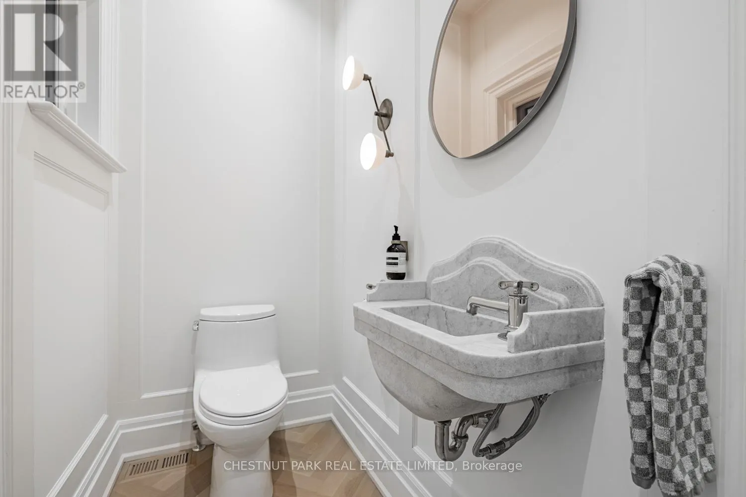 122 ROXBOROUGH STREET W
