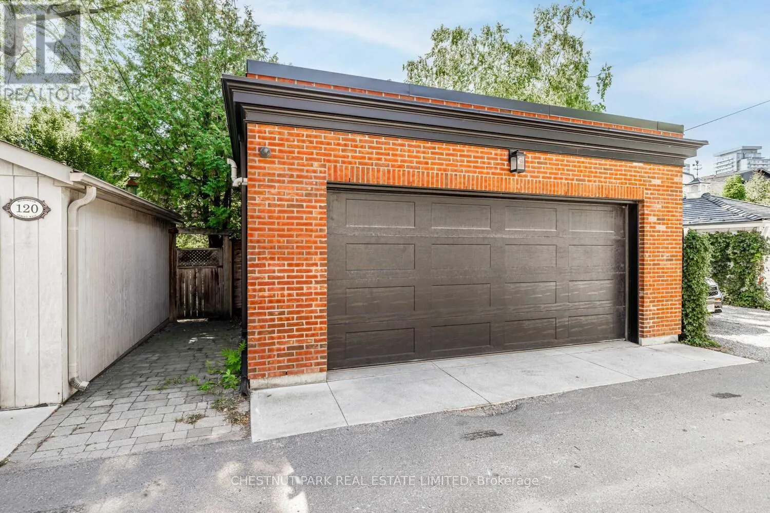 122 ROXBOROUGH STREET W