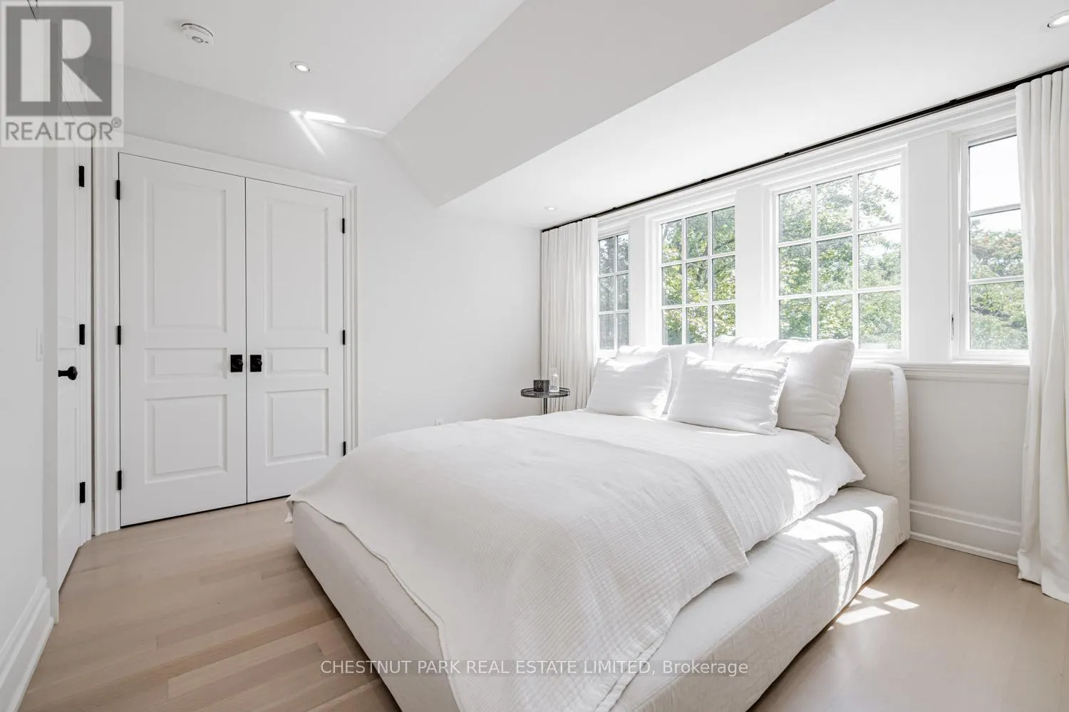 122 ROXBOROUGH STREET W