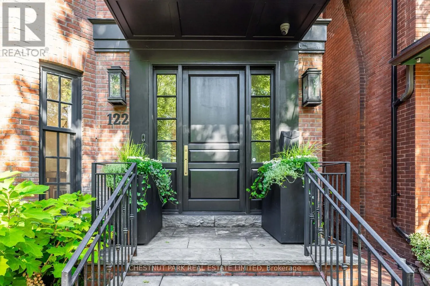 122 ROXBOROUGH STREET W