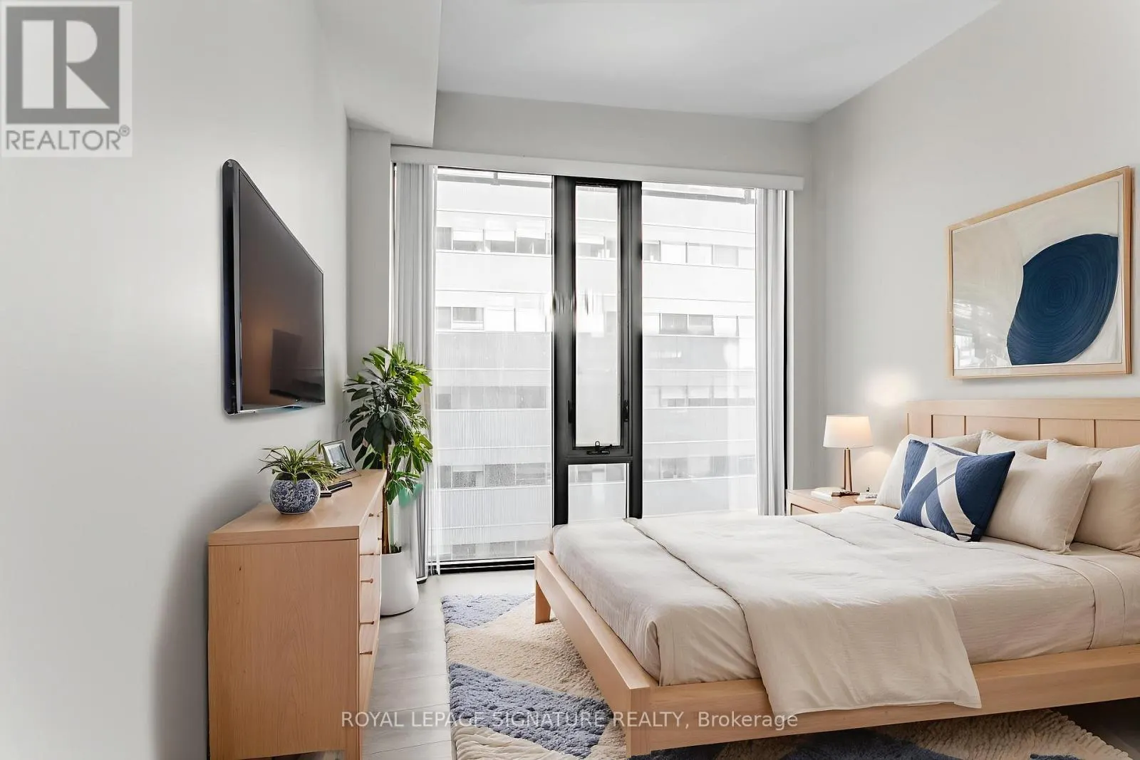 1805 - 215 QUEEN STREET W