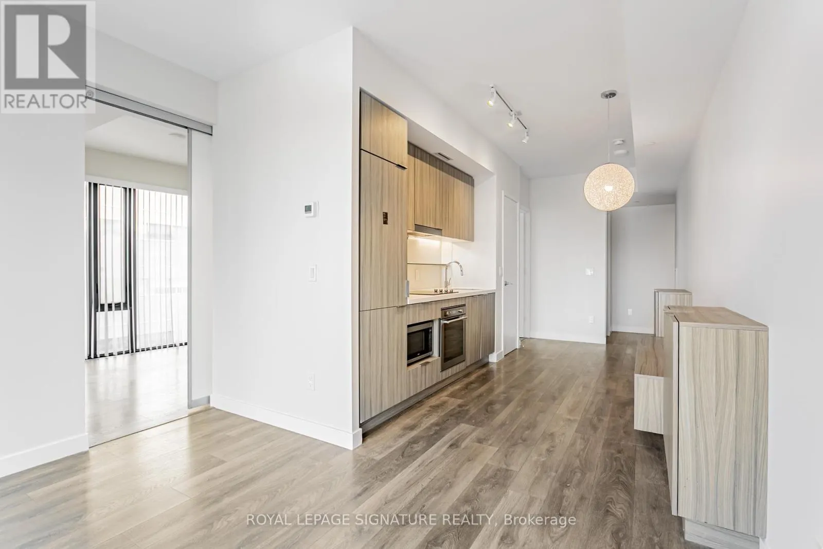 1805 - 215 QUEEN STREET W