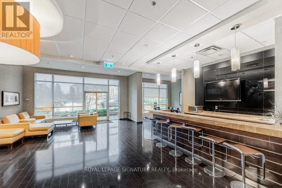 1805 - 215 QUEEN STREET W