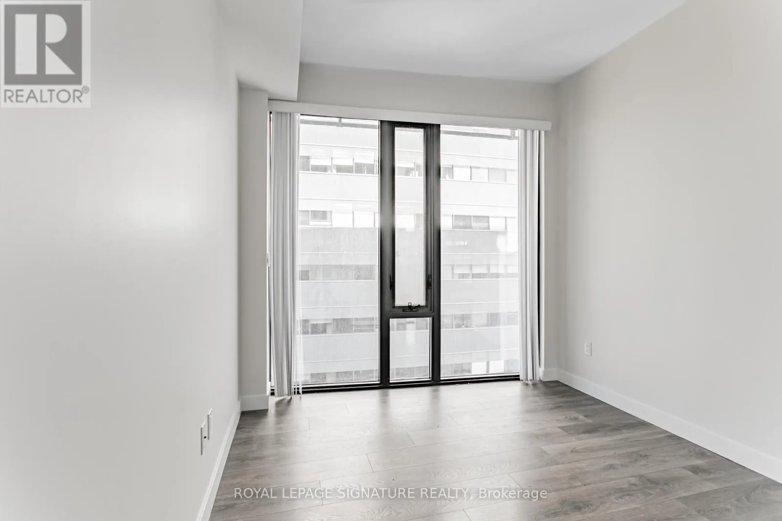 1805 - 215 QUEEN STREET W