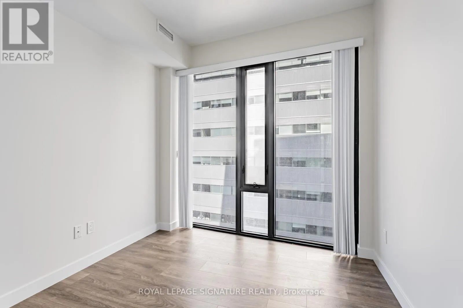 1805 - 215 QUEEN STREET W