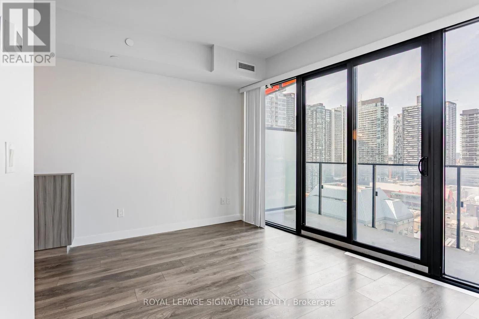 1805 - 215 QUEEN STREET W