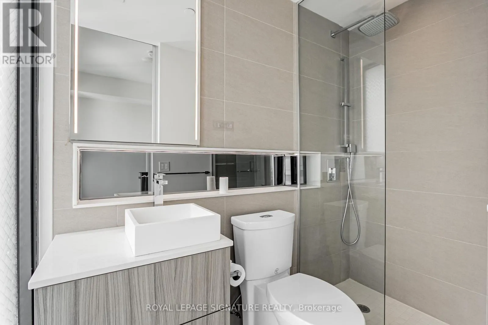 1805 - 215 QUEEN STREET W