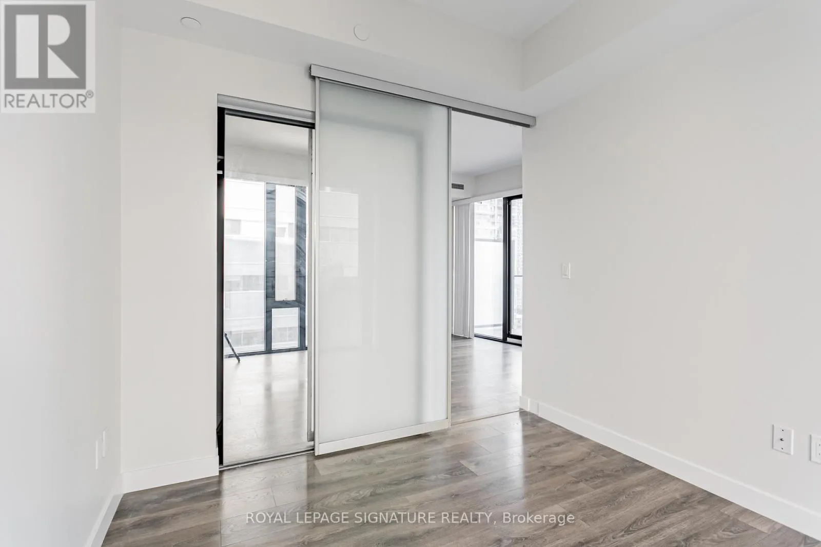 1805 - 215 QUEEN STREET W